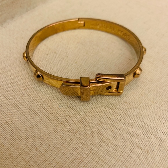 michael kors rose gold buckle bangle